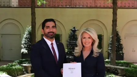 Roberto Lazzeri presentó copia de sus cartas credenciales ante la jefa de protocolo Monica Crowley en el Departamento de Estado.