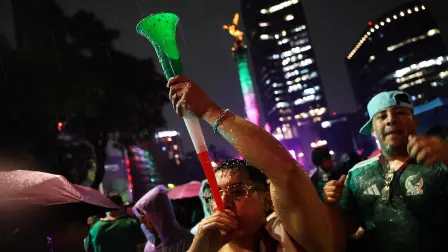 Miles de aficionados se congregaron en el Ángel de la Independencia para festecar el triunfo de México ante República Checa en el Azteca.