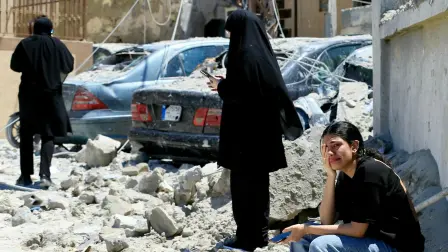 Una mujer libanesa llora sentada entre los escombros en el lugar del ataque aéreo israelí que tuvo como objetivo la aldea de Qennarit, en el sur del Líbano.