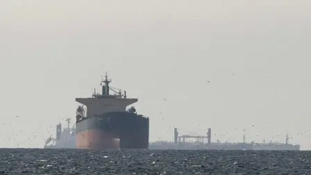 Varios petroleros bloqueados comenzaron a salir del estrecho de Ormuz este viernes.