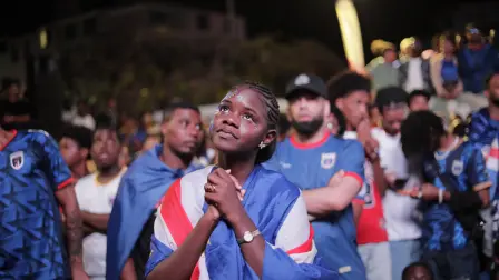 Una aficionada de la selección nacional de fútbol de Cabo Verde reacciona mientras los ve jugar.