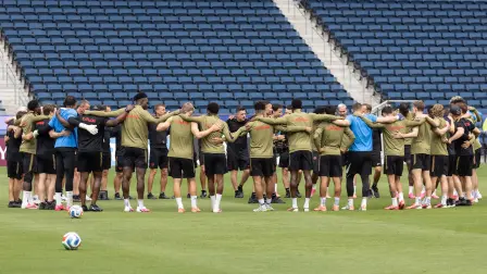 Jugadores de Canadá se reúnen en círculo durante una sesión de entrenamiento.