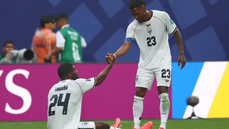 El centrocampista de Panamá n.º 24, Azarias Londoño, y el defensa de Panamá n.º 23, Michael Amir Murillo, reaccionan al finalizar el partido de fútbol del Grupo L de la Copa Mundial de 2026 entre Panamá e Inglaterra.