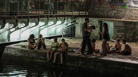Jóvenes se refrescan en el Canal Saint-Martin durante una ola de calor en Francia.
