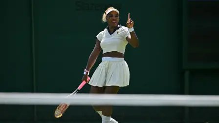 Serena Williams reacciona mientras entrena en las pistas de prácticas del All England Lawn Tennis and Croquet Club en Wimbledon.
