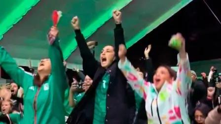 La presidenta Claudia Sheinbaum vio el encuentro entre México y Ecuador acompañada por la jefa de gobierno de la Ciudad de México en el Parque Tezozómoc donde se transmitió el partido en pantallas gigantes.