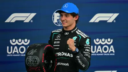 El piloto italiano de Mercedes, Kimi Antonelli, celebra tras lograr la pole position en la sesión de clasificación previa al Gran Premio de Gran Bretaña de Fórmula 1.
