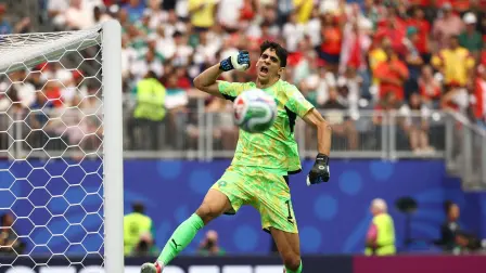 Yassine Bounou, de Marruecos, celebra el tercer gol de su selección, anotado por Soufiane Rahimi.