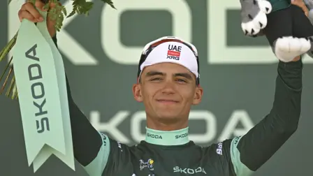 Isaac Del Toro, ciclista mexicano del UAE Team Emirates, celebra en el podio.