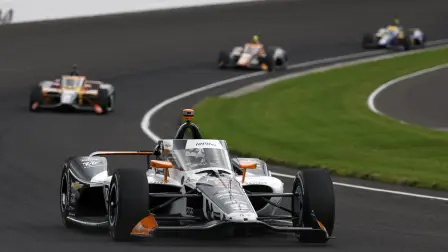 Pato O'Ward, piloto del Arrow McLaren Chevrolet n.º 5, encabeza un grupo de coches.