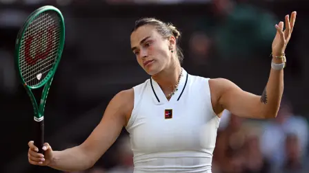 La bielorrusa Aryna Sabalenka reacciona durante su partido de octavos de final del cuadro individual femenino contra la japonesa Naomi Osaka.