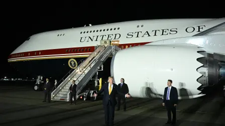 Donald Trump, hace un gesto frente al Air Force One.