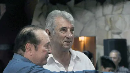 El presidente de la CONMEBOL, Nicolás Leoz (izq.), conversa con el exfutbolista argentino Antonio Ubaldo Rattin.