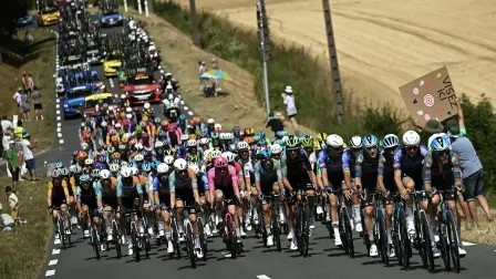 Pelotón de ciclistas en el Tour.