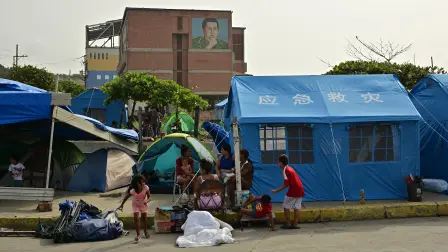 Una familia permanece en un campamento en Playa Grande, Catia La Mar, estado de La Guaira.