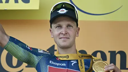 El ciclista belga del equipo Soudal Quick-Step, Tim Merlier, celebra en el podio tras ganar la octava etapa de la 113.ª edición del Tour de Francia.