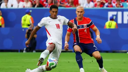 Jude Bellingham, de Inglaterra, anota el segundo gol de su selección.