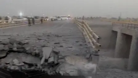 Una sección dañada de un puente tras un ataque en Bandar Khamir, provincia de Hormozgan.
