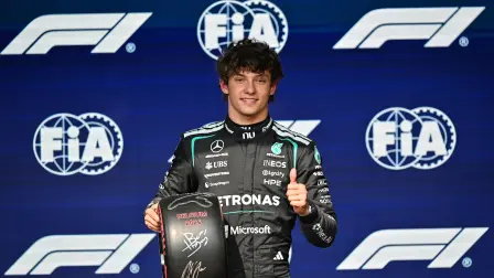 El piloto italiano de Mercedes, Kimi Antonelli, reacciona tras lograr la pole position durante la sesión de clasificación.