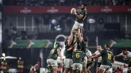 El sudafricano Ruben van Heerden (centro) es elevado en el aire para atrapar el balón durante el partido.