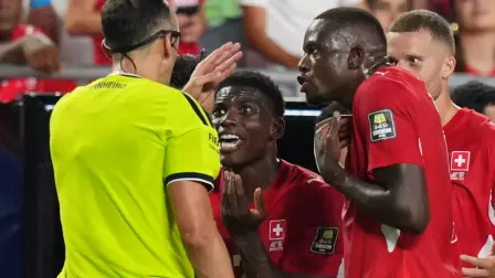 El suizo Breel Embolo protesta ante el árbitro tras recibir una tarjeta roja tras la revisión del VAR.