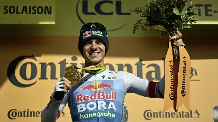 Remco Evenepoel, celebra en el podio.