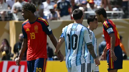 El delantero argentino Lionel Messi toca la mano del delantero español Lamine Yamal durante la final del torneo de fútbol de la Copa Mundial 2026 entre España y Argentina.