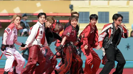 Miembros de la banda masculina surcoreana BTS actúan durante la final del torneo.