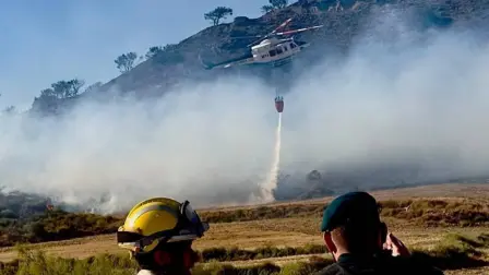 Integrantes de diferentes servicios de emergencias trabajan de manera coordinada para sofocar los incendios que afectan a España.