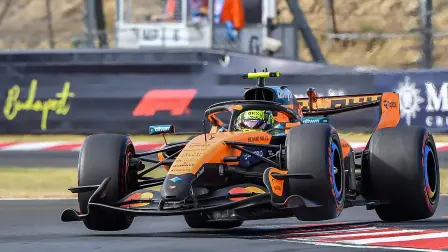 El piloto británico de McLaren, Lando Norris, compite durante la sesión de clasificación.