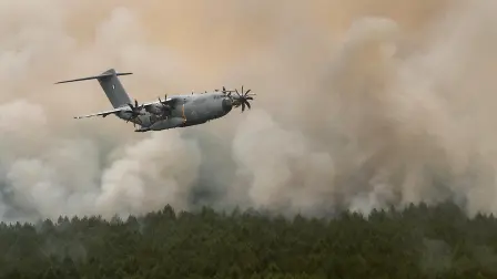 Avión de transporte militar A400M de la Fuerza Aérea francesa en vuelo durante su primera operación de lanzamiento de retardante sobre el incendio forestal cerca de Lacanau.