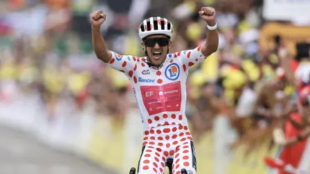 El ciclista ecuatoriano Richard Carapaz, del equipo EF Education-EasyPost, vestido con el maillot de lunares de «Rey de la Montaña», se dirige a la meta para ganar la 20.ª etapa de la 113.ª edición del Tour de Francia.
