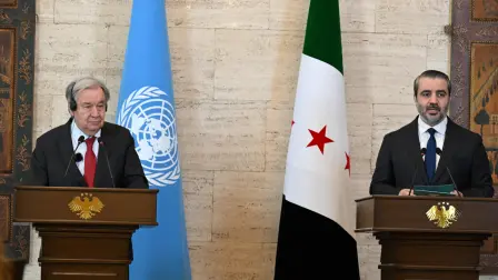 El Secretario General de la ONU, António Guterres (izquierda), y el Ministro de Asuntos Exteriores de Siria, Asaad al-Shaibani.