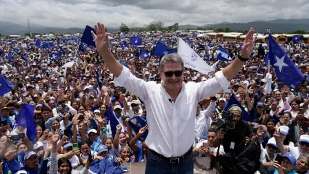 El expresidente hondureño Juan Orlando Hernández hace gestos mientras se reúne con simpatizantes tras su llegada.