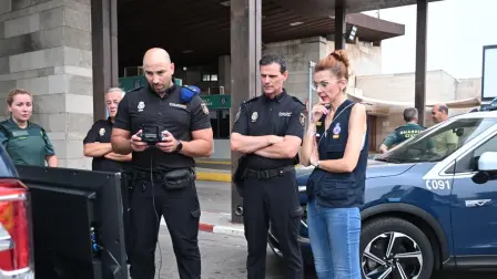 Sabrina Moh permanece en la frontera desde primera hora de la tarde, realizando un seguimiento en directo y continuo de la evolución de la situación y de las posibles actuaciones del dispositivoREMITIDA / HANDOUT por DELEGACIÓN DEL GOBIERNOFotografía remitida a medios de comunicación exclusivamente para ilustrar la noticia a la que hace referencia la imagen, y citando la procedencia de la imagen en la firma01/8/2026