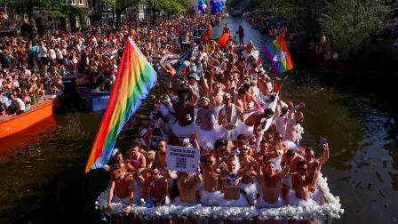 Los juerguistas asisten al Desfile anual del Canal en WorldPride en Amsterdam, Países Bajos.