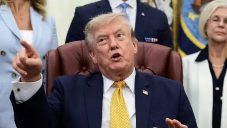 Donald Trump señala con el dedo mientras responde a preguntas de los medios de comunicación.