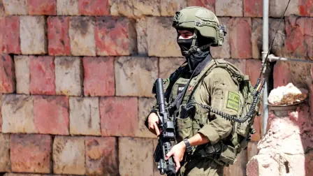 Un soldado del ejército israelí monta guardia.
