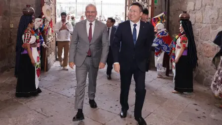 El gobernador Alfredo Ramírez Bedolla junto al embajador de China en México, Chen Daojiang, en el Palacio de Gobierno de Michoacán.