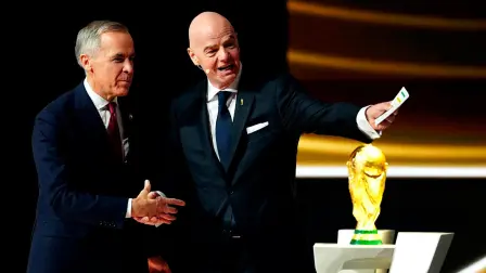 Mark Carney, primer ministro de Canadá con el presidente de la FIFA, Gianni Infantino.