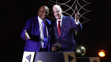 El presidente de la CAF, Patrice Motsepe (izquierda), y el presidente de la FIFA, Gianni Infantino.