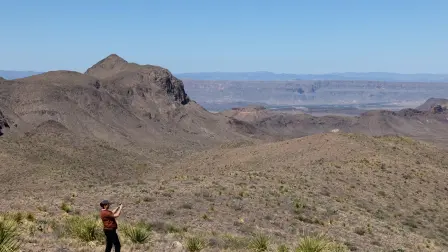 Jennifer Swartz visita el Parque Nacional Big Bend, posa en el parque en Texas.