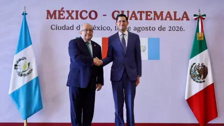 Los cancilleres de México, Roberto Velasco, y de Guatemala, Carlos Ramiro Martínez
