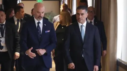 El director de la Administración de Control de Drogas de Estados Unidos (DEA), Terrance Cole y el secretario de Seguridad y Protección Ciudadana de México, Omar García Harfuch, durante la Conferencia Internacional para el Control de Drogas que se realizó en Buenos Aires, Argentina.