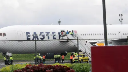 Un avión que transporta a personas deportadas desde Estados Unidos llega al Aeropuerto Internacional Roberts, en Harbel, cerca de Monrovia, Liberia.