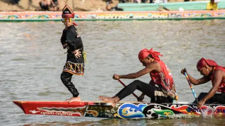 Rayyan Arkan Dikha durante el festival de carreras de lanchas Pacu Jalur en el río Kuantan, en la provincia de Riau. AFP