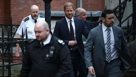 El príncipe Enrique de Gran Bretaña, duque de Sussex, abandona el Tribunal Superior de Justicia en Londres el 22 de enero de 2026, durante la cuarta jornada del juicio de la demanda que interpuso contra un importante grupo editorial británico.