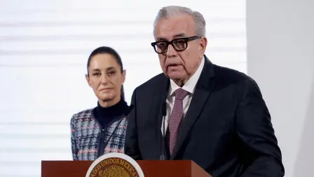 Ruben Rocha Moya, gobernador de Sinaloa en una conferencia matutina de la presidenta de México, Claudia Sheinbaum.