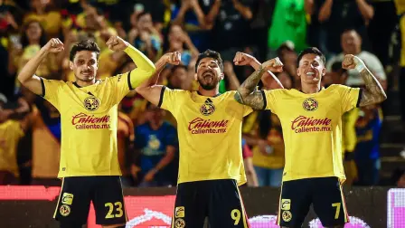 Jugadores del América celebran victoria en Ciudad Juárez.