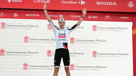 El ciclista esloveno Tadej Pogacar, del equipo UAE Team Emirates - XRG, celebra en el podio tras ganar la primera etapa de la Vuelta a España 2026